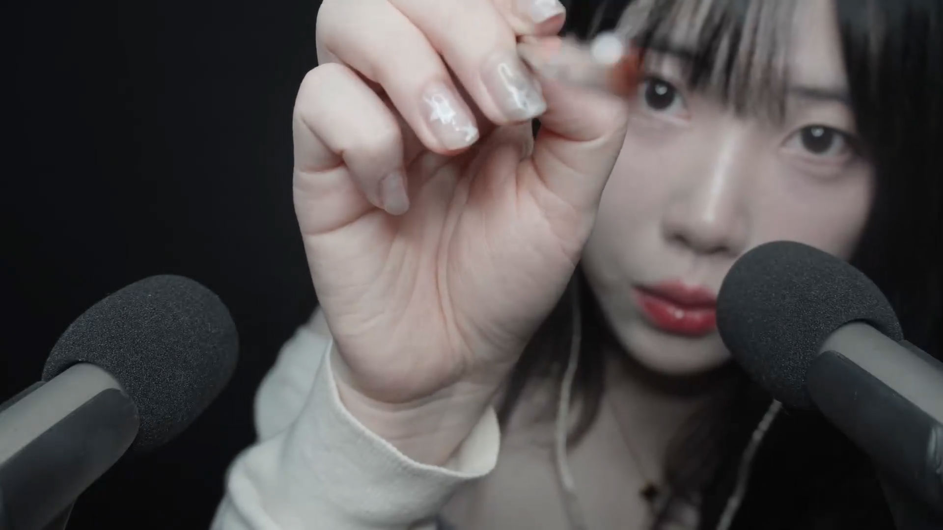 毛刷蘸口水轻轻的刷,轻拍麦克风触发音|Dooboo